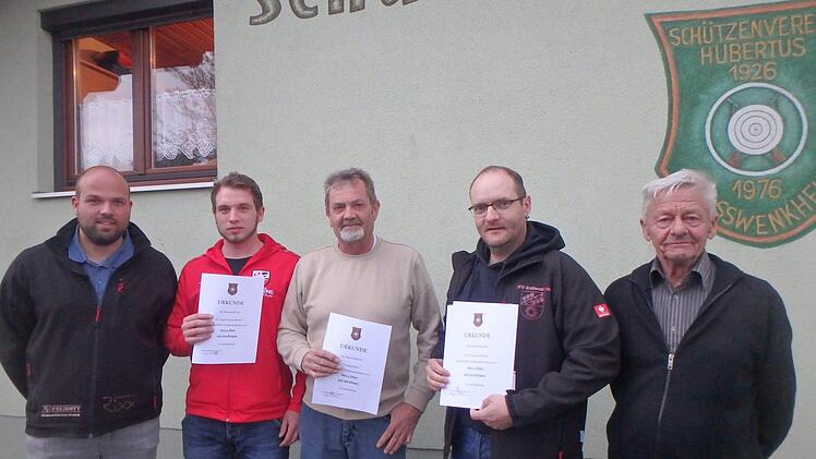 Die Mannschaftsführer der besten Teams des Dorfpokalschießens (von links): Markus Lenhart, Patrik Schmitt (FC 46), Günter Behr (Freitagskarter), Michael Geßner (FFW) und Wilfried König. Foto: Thea Heusinger