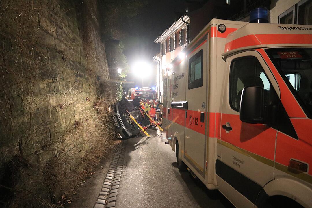 Auto landet nach Unfall in Bamberg auf der Seite