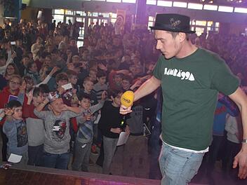 Die Hip-Hop-Gruppe "Bambägga", hier Sänger Jonas MC, brachte Stimmung  in die Aula des Eberner Gymnasiums.Eckehard Kiesewetter