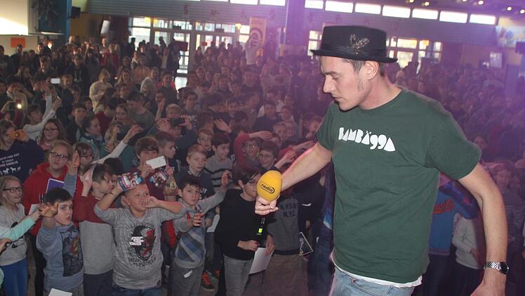 Die Hip-Hop-Gruppe "Bambägga", hier Sänger Jonas MC, brachte Stimmung  in die Aula des Eberner Gymnasiums.Eckehard Kiesewetter