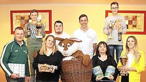 Die erfolgreichen Schützen von links: Alexander Stöhr, Dominik Kaiser, Stephanie Stöhr, Tobias Stöhr, der Tell Osterhase, Martin Eismann, Margitt Schmidt, Elias Borisch und Raphaela Stöhr. Foto: privat