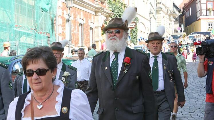 Vom Marktplatz aus machten sich die Kronacher Schützen und ihre Gäste auf den Weg zur Hofwiese. Foto: Barbara Herbst