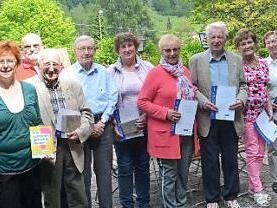 Der VdK-Ortsverband Kronach ehrte langjährige Ehrenamtliche und treue Mitglieder. Mit auf dem Bild sind von links Vorsitzender Heinz Hausmann, Hanni Wachter (Kassiererin und Schriftführerin), VdK- Kreisgeschäftsführerin Anja Schmidt und stellvertretender Ortsverbandsvorsitzender Jürgen Eichhorn (rechts). Foto: Karl-Heinz Hofmann