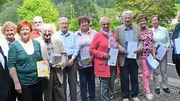 Der VdK-Ortsverband Kronach ehrte langjährige Ehrenamtliche und treue Mitglieder. Mit auf dem Bild sind von links Vorsitzender Heinz Hausmann, Hanni Wachter (Kassiererin und Schriftführerin), VdK- Kreisgeschäftsführerin Anja Schmidt und stellvertretender Ortsverbandsvorsitzender Jürgen Eichhorn (rechts). Foto: Karl-Heinz Hofmann