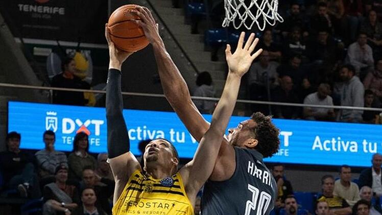 Bambergs Kapitän Elias Harris (rechts) blockt den Dänen im Teneriffa-Team, Gabriel Lundberg, der 15 Punkte für die Gastgeber erzielte. Foto: championsleague.basketball