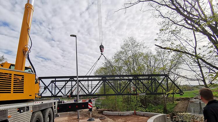 Pettstadt: Großer Kran bringt neue Brücke in Position - zweiter Bürgermeister testet Standsicherheit