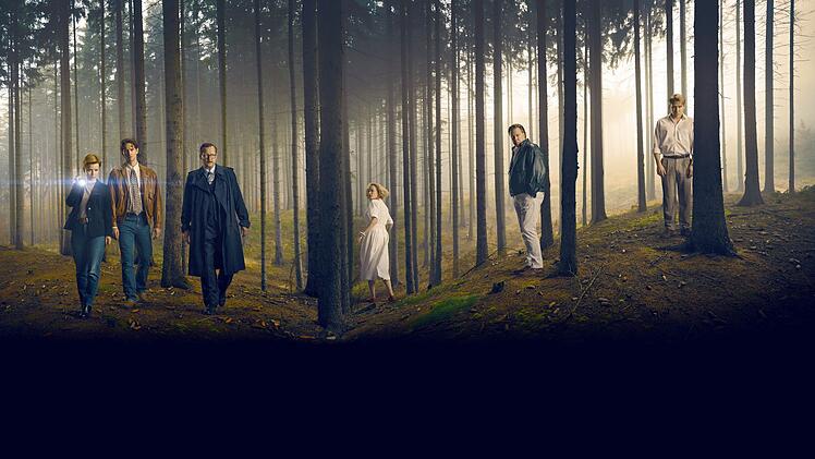Der vor fünf Jahren sehr gut kritisierte Event-Dreiteiler "Das Geheimnis des Totenwaldes" nach einem wahren Fall lief erstmals 2020 im Ersten. Nun wiederholt 3sat das spannende Krimidrama mit Matthias Brandt an drei Freitagabenden.