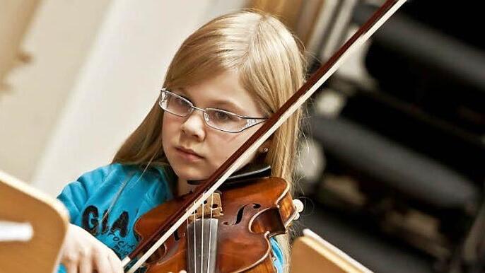 Die elfjährige Coburger Geigerin Marie Koonert bei der Probe. Beim Mitmachkonzert am Sonntag wird sie sich mit dem 3. Satz der "Symphonie espagnole" von Edouard Lalo als Solistin vorstellen.