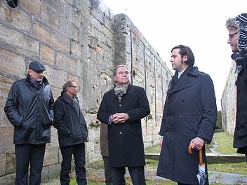 Claus Schwarzmann und der Stellvertretende Vorsitzende des Fördervereins Schleuse 94, Fritz Sitzmann, zeigen den FDP-Mitgliedern Wolfgang Heubisch, Sebastian Körber und Patrick Schroll (von links) die Relikte des Schleusen-Denkmals.  Foto: Josef Hofbauer
