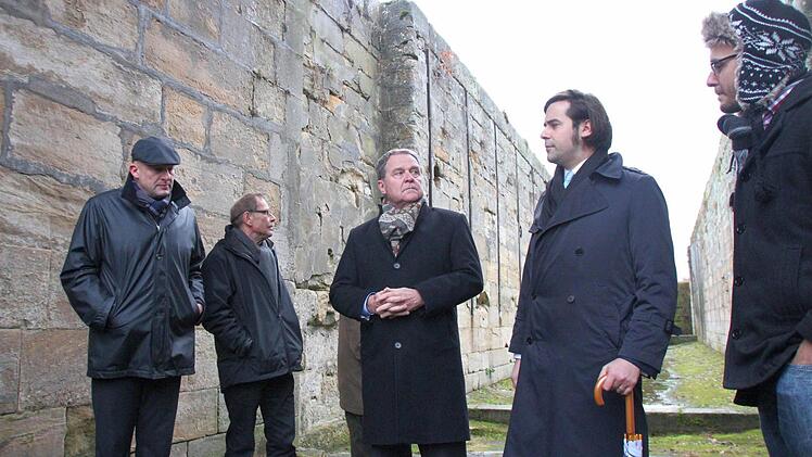 Claus Schwarzmann und der Stellvertretende Vorsitzende des Fördervereins Schleuse 94, Fritz Sitzmann, zeigen den FDP-Mitgliedern Wolfgang Heubisch, Sebastian Körber und Patrick Schroll (von links) die Relikte des Schleusen-Denkmals.  Foto: Josef Hofbauer
