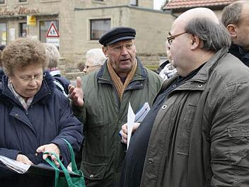 Christa und Herbert Karg (von links) luden im Namen der Reservistenkameradschaft Knetzgau Presse und ein Fernsehteam (hier im Gespräch mit BR-Mitarbeiter Volker Henzel) ein, um ihren Protest gegen eine Verlegung des Knetzgauer Kriegerdenkmals deutlich zu machen.  Fotos: Sabine Weinbeer