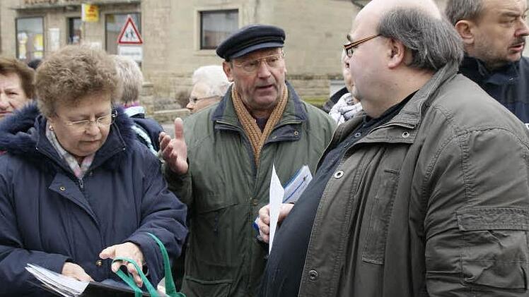 Christa und Herbert Karg (von links) luden im Namen der Reservistenkameradschaft Knetzgau Presse und ein Fernsehteam (hier im Gespräch mit BR-Mitarbeiter Volker Henzel) ein, um ihren Protest gegen eine Verlegung des Knetzgauer Kriegerdenkmals deutlich zu machen.  Fotos: Sabine Weinbeer
