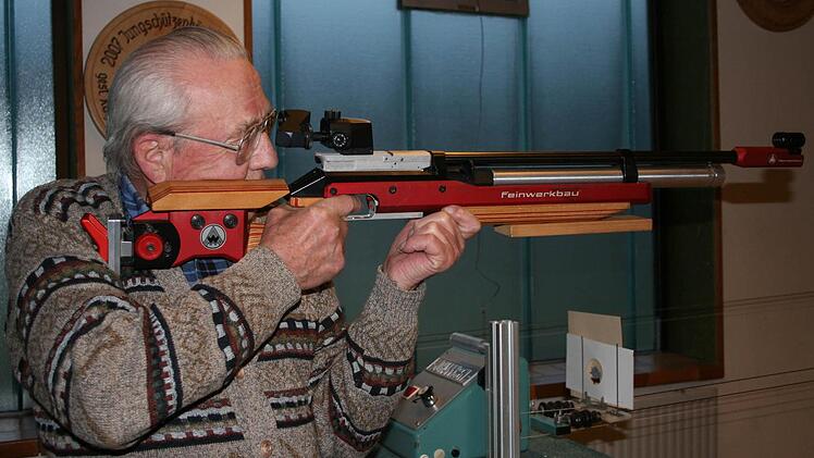 Der Schießsport bereitet Wunibald Sticker auch heute noch Freude. Foto: Veronika Schadeck