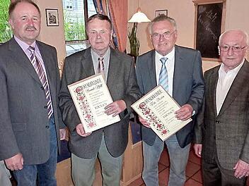 Aufgrund ihrer langjährigen Verdienste wurden Fritz Assion und Heinrich Pfaff zu Ehrenmitgliedern des Obst- und Gartenbauvereins Kronach ernannt. Im Bild (von links) Kreisvorsitzender Fritz Pohl, Heinrich Pfaff, Fritz Assion sowie Vorsitzender Jürgen Neumann  Foto: Gerd Fleischmann