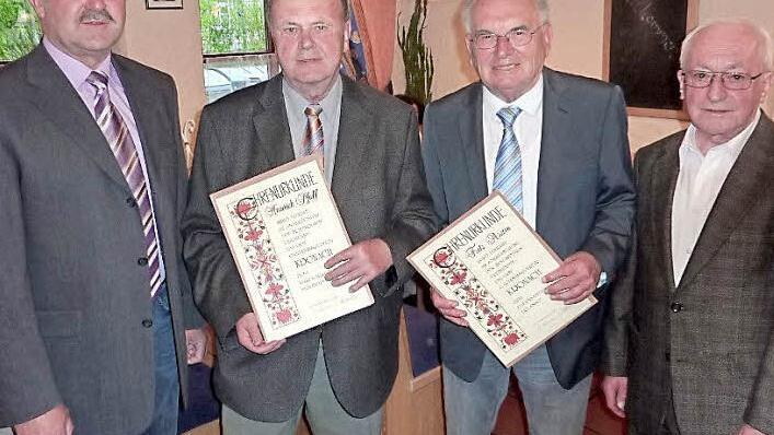 Aufgrund ihrer langjährigen Verdienste wurden Fritz Assion und Heinrich Pfaff zu Ehrenmitgliedern des Obst- und Gartenbauvereins Kronach ernannt. Im Bild (von links) Kreisvorsitzender Fritz Pohl, Heinrich Pfaff, Fritz Assion sowie Vorsitzender Jürgen Neumann  Foto: Gerd Fleischmann
