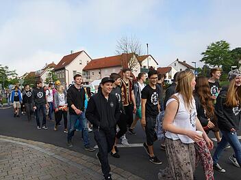 Die Abiturienten ziehen durch die Kissinger Straße. Foto: Arkadius Guzy