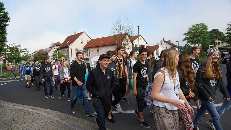 Die Abiturienten ziehen durch die Kissinger Straße. Foto: Arkadius Guzy