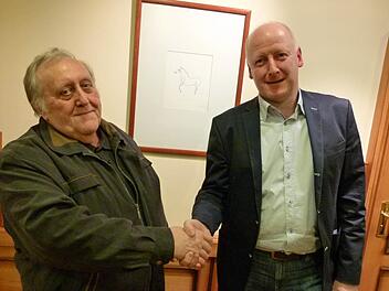 Ein bisschen wehmütig übergibt Karl Heinz Engelhardt (links) nach der Auflösung des Vereins den "Tourismusstab" an Lars Otto (rechts). Foto: Doris Weidner