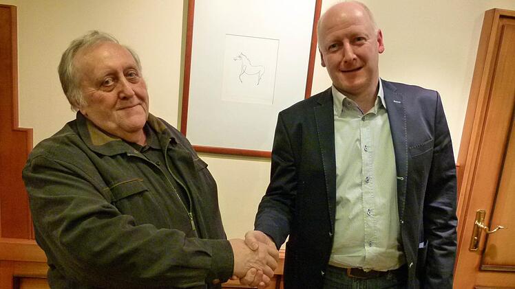 Ein bisschen wehmütig übergibt Karl Heinz Engelhardt (links) nach der Auflösung des Vereins den "Tourismusstab" an Lars Otto (rechts). Foto: Doris Weidner