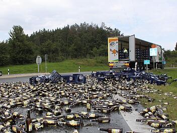 Rund 400 Kisten Radler und Weizen flogen am Montagnachmittag auf die Auffahrt zur A 70 in Richtung Bamberg.  Foto: Andreas Schmitt