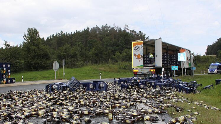 Rund 400 Kisten Radler und Weizen flogen am Montagnachmittag auf die Auffahrt zur A 70 in Richtung Bamberg.  Foto: Andreas Schmitt