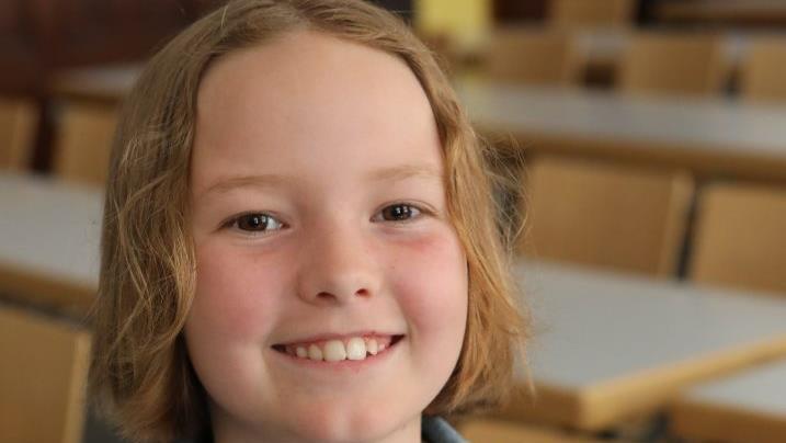 Magdalena bekommt im Monat genauso viel Taschengeld wie eine Lehrerin oder ein Lehrer im Kongo. Das macht sie nachdenklich ...Foto: Barbara Herbst