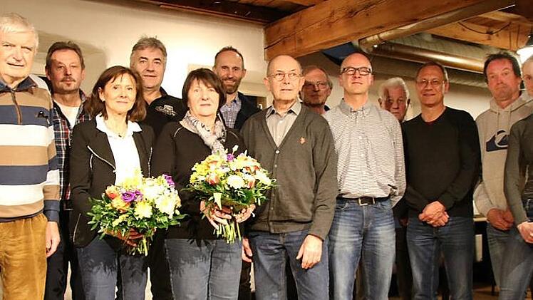 Für langjährige Mitgliedschaft zeichnete die DAV-Sektion Kulmbach eine Reihe von Mitgliedern aus. Unser Bild zeigt (von links) Paul Gluch, Werner Meisel, Rita Meisel, Johannes Deichsel, Anita Greim, Zweiten Vorsitzenden Alexander Höhn, Werner Greim, Horst Kneizt, Bernd Kraß, Robert Griesser, Thomas Gremer, Carsten Seidel und Vorsitzende Annatina Müller.  Foto: Katrin Geyer