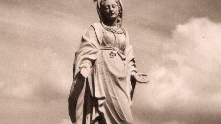 Bis 1945 grüßte die Figur auf der Brücke. Foto: Archiv Kirchner