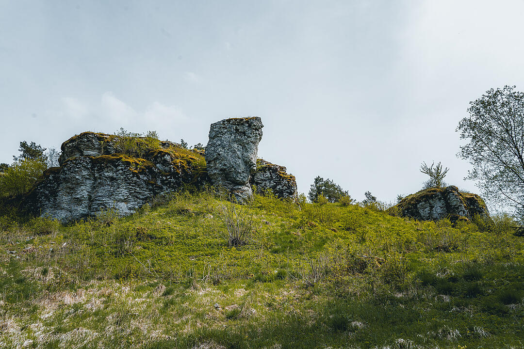 Der große Burgfels dient als toller Aussichtspunkt.