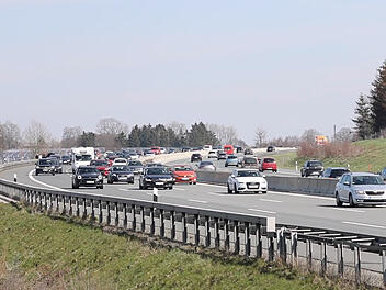 Viel Verkehr auf der A9 in Oberfranken: Oster-Wochenende sorgt f&uuml;r volle Stra&szlig;en und Unf&auml;lle