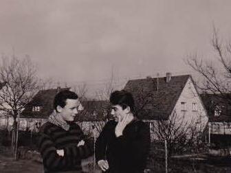 Die Zwillingsbrüder Jan und Wilhelm Bruck in der Siedlung. Fotos: privat