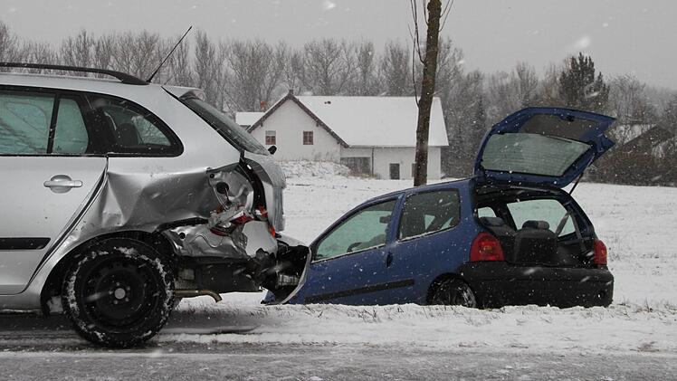 Es war spiegelglatt auf vielen Straßen im Landkreis. Bei Katschenreuth prallte auf der Staatsstraße ein Renault gegen einen Skoda. Der Renault landete im Graben. Drei Unfallbeteiligte erlitten Verletzungen. Foto: Alexander Hartmann