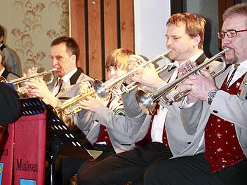 Auch die Trompeten hatten ihre Soli bei den Arrangements in Steinbach am Wald. Hier spielen sie die Begleitung zu "The Lion King" (von links): Oliver Wiegand, Dominik Wiegand, Joachim Tietze und Ewald Fehn. Fotos: Simone Büttner