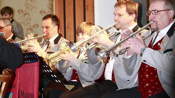 Auch die Trompeten hatten ihre Soli bei den Arrangements in Steinbach am Wald. Hier spielen sie die Begleitung zu "The Lion King" (von links): Oliver Wiegand, Dominik Wiegand, Joachim Tietze und Ewald Fehn. Fotos: Simone Büttner