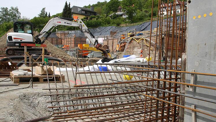 Auf dem Boden bereiten die Arbeiter die Betonschalungen vor, Binden den Baustahl ein und füllen bereits rund um die ersten Bauteile auf. Foto: Ralf Ruppert