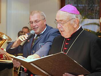 Wahre Freundschaft soll nicht wanken: Weihbischof em. Helmut Bauer im Duett mit Edwin Schäfer, einem früheren Kilianisten. Foto: Markus Hauck