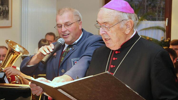 Wahre Freundschaft soll nicht wanken: Weihbischof em. Helmut Bauer im Duett mit Edwin Schäfer, einem früheren Kilianisten. Foto: Markus Hauck