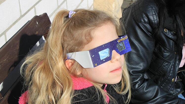 Fiona May beobachtet die Sofi mit entsprechender Brille.