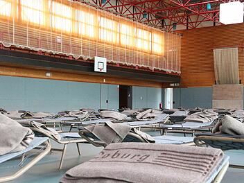 Die BGS-Sporthalle dient noch als Notunterkunft für Asylbewerber (Foto vom 20. Juli). Ob die Halle weiterhin gebraucht wird, kann aber im Moment niemand abschätzen. Foto: Simone Bastian