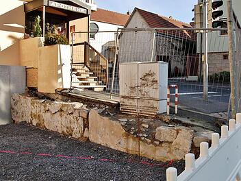 Im schrägen Winkel zum Straßenfundament soll die Eingangsfläche vor der Apotheke aufgefüllt und entlang der roten Linie von einer Betonmauer mit Geländer eingefasst werden. Foto: Sigismund von Dobschütz