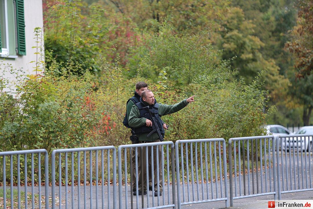 15-Jaehriger Schüler drohte Gewaltverbrechen an - Grosseinsatz der Polizei in Selb - Schule stundenlang abgeriegelt