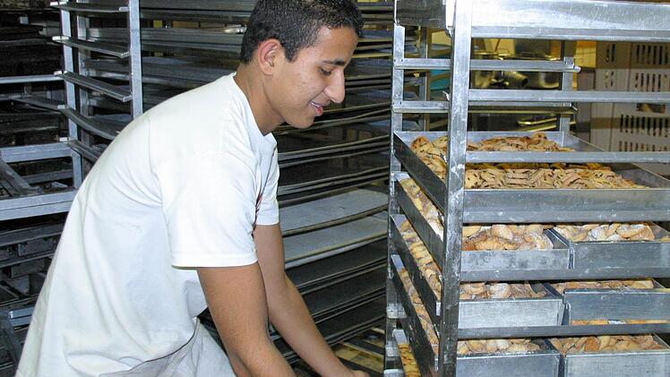 Noch die Ausnahme: Dieser Flüchtling aus Ägypten hat einen Ausbildungsplatz als Bäcker gefunden.  Foto: Bettina Knauth