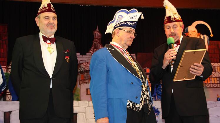 Gesellschaftspräsident Wolfgang Hartmann (Mitte) bekam von Bernhard Schlereth (links) und Norbert Greger den goldenen Till von Franken.