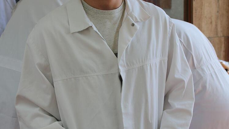 Die "Xtra Wurst" darf probiert werden. Foto: Anna-Lena Deuerling