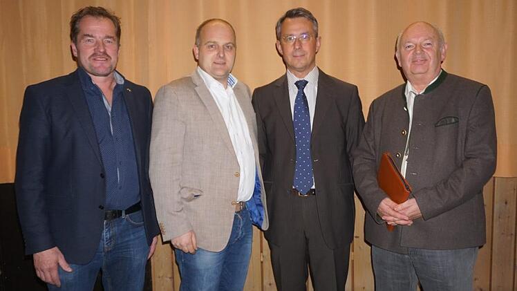 Professor Hubert Röder (Hochschule Weihenstephan-Triesdorf) stellte sein Gutachten zum Nationalpark vor.". Das Bild zeigt (von links) Edgar Thomas, Daniel Wehner, Hubert Röder und Erwin Kruczek. Foto: Marion Eckert