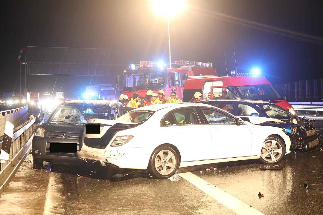 Tödlicher Unfall auf A9: Autos krachen  in Unfallstelle – Mann von Brücke geschleudert