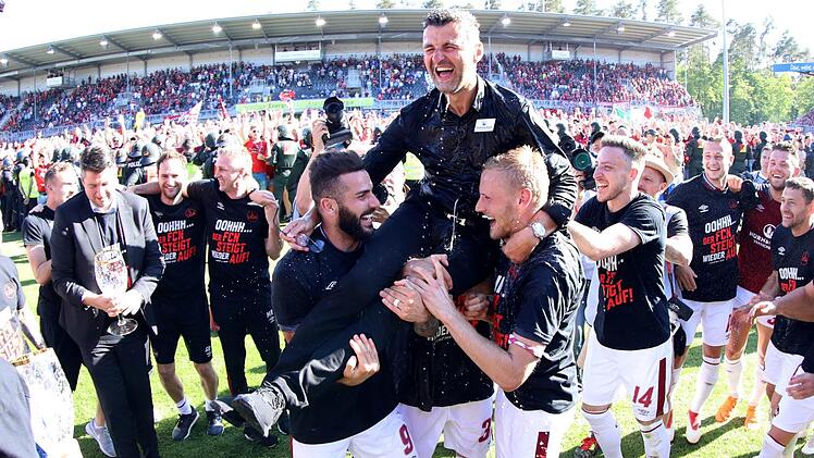 Nach dessen Bierdusche lie&szlig;en Mikael Ishak Hanno Behrens und Kevin M&ouml;hwald ihren Trainer Michael K&ouml;llner hochleben. Heiko becker