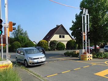 Die Behelfsampel in der engen Ortsdurchfahrt von Rosenbach Foto: Petra Malbrich