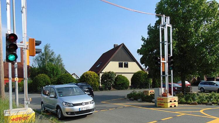 Die Behelfsampel in der engen Ortsdurchfahrt von Rosenbach Foto: Petra Malbrich