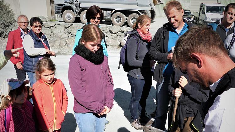 Bei der Firma Gehring konnten die Besucher Schieferherzen zuhacken.